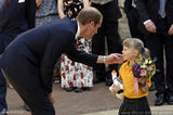 组图：威廉王子将再当爹 访牛津获小萝莉献花