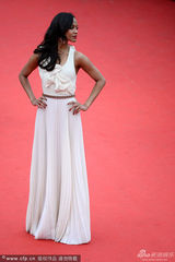 组图：佐伊-索尔达娜现身红毯 白裙披发美艳