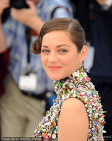 组图：影后歌迪亚短裙闪耀 兄弟导演殷勤献吻