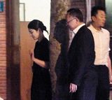 组图：黄奕老公黄毅清曾携长发美女酒店过夜