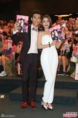 组图：炎亚纶李毓芬现身签书会 (炎亚纶遭讥整形关微博)