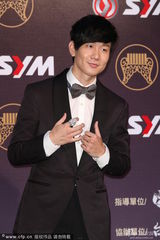 组图：林俊杰戴蝴蝶领结走红毯 粉丝尖叫