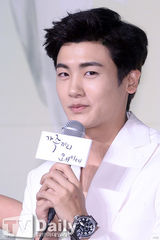 组图：金贤珠出席发布 透视白裙纯美性感