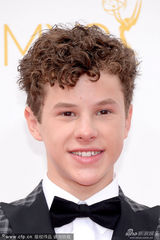 组图：诺兰-古德格纹西装亮相艾美红毯