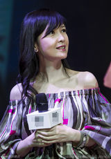 组图：周慧敏印花裙捞金 玉女大秀香肩撅嘴卖萌