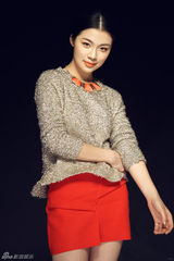 组图：李柔潼优雅毛衫亮相 红色超短裙靓丽迷人