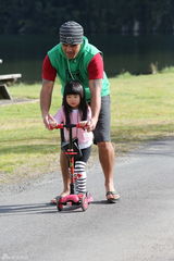 组图：爸爸2新西兰野趣十足 姐姐帮曹格抓鳗鱼