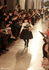 组图：王诗龄纽约登T台 小公主不改吃货本色