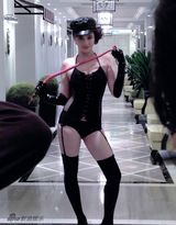 组图：《缘来是游戏》牛丽燕红唇低胸秀长腿