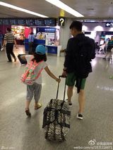 组图:姚明现身《爸爸2》 曹格女儿带帽喜感时尚