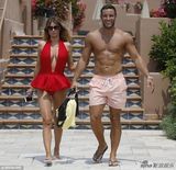 组图：隆胸女比基尼湿身海战猛男 男方水中全裸