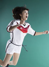 组图：夏梓桐伪球迷凑热闹 轻装上阵恶补世界杯