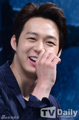 组图：朴有天宣传新片心情超好笑不停