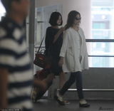 组图：赵薇穿外套现身不怕热 黑超遮面全程无语