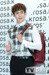 组图：2PM尼坤帅气亮相秀长腿 挑战设计师