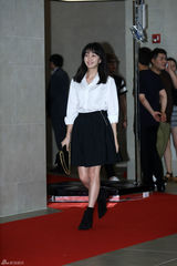 独家：崔丹尼尔宣传新片戴眼镜似哈利波特