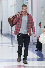 组图：贝克汉姆与大儿子帅气有型 机场一秒变秀场