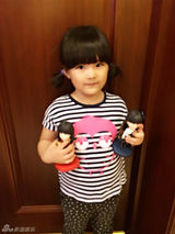 组图：Angela扎小辫挺肚皮照相腼腆呆萌