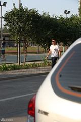 组图：耿乐独自返母校  黑超遮面时尚大叔范