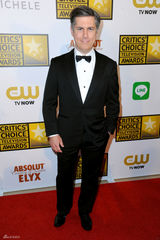 组图：评论家奖众星云集 谢耳朵帅气潘妮秀短发