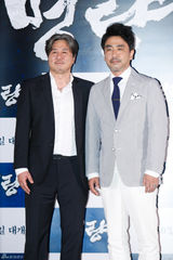 组图：崔岷植李贞贤亮相《鸣梁》试映会