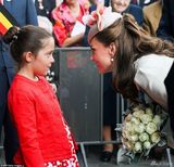 组图：威廉王子出席纪念活动 凯特王妃露甜笑