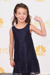 组图：童星奥布里-安德森-埃蒙斯亮相红毯