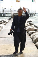 组图：金狮奖韩国导演金基德现身威尼斯海滩