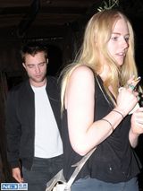 组图：暮光男帕丁森与神秘女子外出疑似新恋情