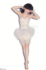 组图：吴莫愁清新装扮登杂志 穿短裙跳跃起舞