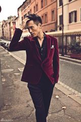 组图：高云翔漫步罗马街头 俊朗挺拔风度非凡