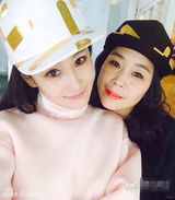 组图：张馨予携母亲拍写真 相互依偎犹如姐妹花