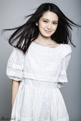 组图：肖茵曝纯白系写真 清新可人展邻家气质