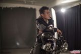 组图：陈冠希创作特别版皮衣 骑摩托展个性