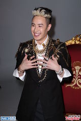 组图：潘玮柏身披5000万珠宝 为新专辑拍宣传照