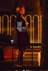 独家：刘谦携女友与友泡吧 路边合影买煎饼