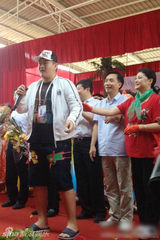 组图：赵本山17岁儿子近照曝光 身形健壮