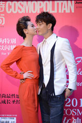 组图：李承铉戚薇热恋首亮相 已见过女方父母