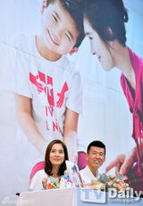 组图：郑慧英夫妇结婚十周年 今天更加幸福