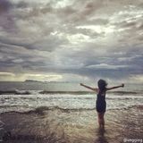 组图：天后海边练瑜伽？王菲晒和李嫣海边美照