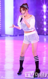 组图：BoA与EXO-K劲歌热舞助阵MCD十周年