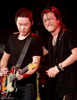 组图：梁博日本Livehouse演唱会展摇滚热血