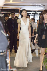 组图：石天琦助阵品牌开幕式 闪钻白裙时尚抢眼