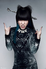 组图：吴莫愁专辑新造型曝光 大胆撞色章鱼上肩