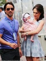 组图：F1太子女抱爱女挺车赛 卷福帅气现身观战