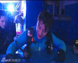 组图：贾乃亮为博女儿一笑 表演潜水险晕倒