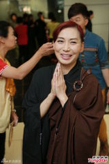 组图：邝美云身穿宗教服 致力于祈福忏悔