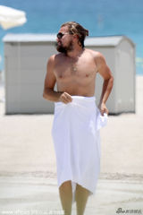 组图：莱昂纳多扎小辫肥壮似熊 海滩张望显寂寞