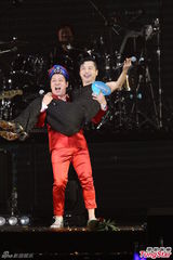 组图：多变哈林(庾澄庆)唱金曲 登小巨蛋万人同欢