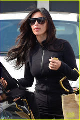 组图：卡戴珊嘴唇肿胀忙看医生 心情糟糕玩快闪